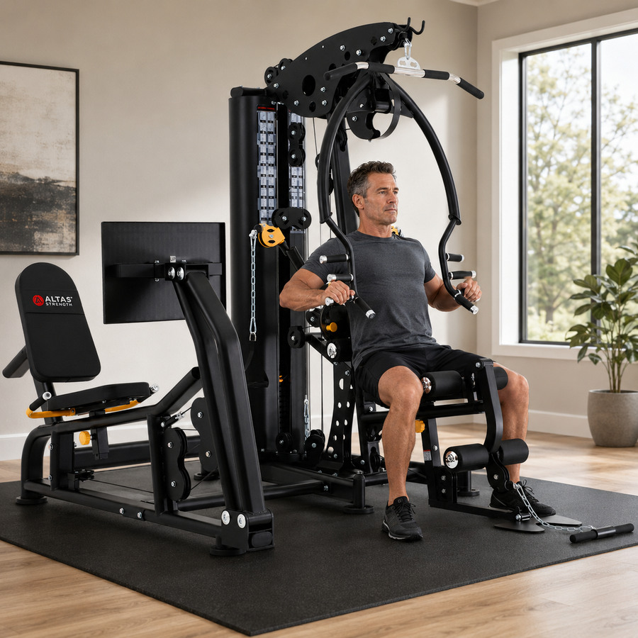 Homme utilisant la multistation à postes guidés Altas AL-179B avec presse à jambes dans un gym résidentiel